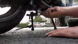 Ada yang sibuk sampai tiada masa untuk kebengkel untuk menukar minyak hitam.apa kata kami tunjukkan satu cara yang sangat mudah untuk anda tukar minyak hitam. Tahukahanda Apakah Risiko Jika Sengaja Lambatkan Tukar Minyak Enjin Motor