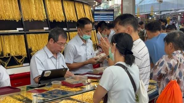 ย่านเยาวราชคึกคัก คนแห่ซื้อ-ขายทอง หลังเปิดตลาด "ราคาทองวันนี้" ร่วงแรง  1,550 บาท
