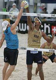 O vôlei de praia é um esporte praticado em quadras de areia, com dimensões oficiais de 16 por 8 metros. Volei De Praia Mundo Educacao