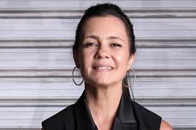 Adriana esteves mudou o visual, de cabelos escuros ela conta que já se prepara para a trama 'amor de mãe'. Adriana Esteves Mergulha Na Complexa Thelma O Liberal