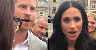 Últimas noticias de príncipe harry. Harry E Meghan Sao Surpreendidos Presente Entregue Por Jovem No Meio Da Multidao