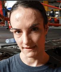 Why don't Muay Thai fighters throw combinations?