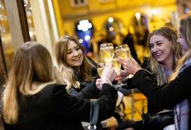 Η χώρα αποτελείται από 9 ομόσπονδα κρατίδια (bundesländer). Koronoios Aystria Oi Nees Molynseis Epesan Sta Epipeda Toy Perasmenoy Kalokairioy