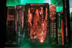 Fabrique A La Main Mount Doom Book Nook Tres Detaille Avec Un Eclairage Telecommande De La Lave Rougeoyante D Une Odeur Miniature In 2020 Book Nooks Books Diy Book