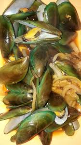 Kerang dara segar yang sudah dicuci bersih 1 kg bawang merah 3 siung bawang putih 3 siung kunyit 3 cm serai 2 batang tomat 1 buah garam & gula secukupnya. Resep Kerang Hijau Tumis Pedas Gratis Ongkir
