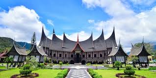 Atap rumah adat batak terbuat dari ijuk atau daun rumbia, bahan alami yang mudah ditemukan di sumatera. Daftar Rumah Adat Di Indonesia