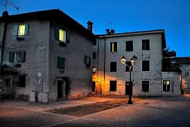 Nacht Stadt Ersatzlampe Grado Italien Gasse Strasse Pflaster Licht Das Zentrum Von Abends Pikist