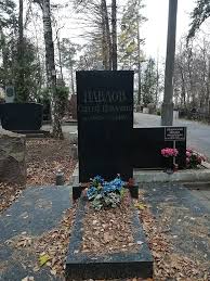 У главного входа в театр. Pavlov Sergej Pavlovich Wikiwand