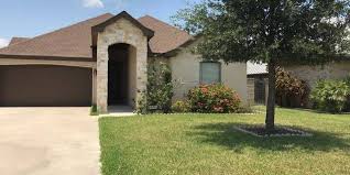 Hungry Kids Will Gather For Snacks Around The Breakfast Bar In This 1 Story 3 Bedroom 2 5 Bat Traditional Dining Room Roof Shingles Granite Countertops Kitchen