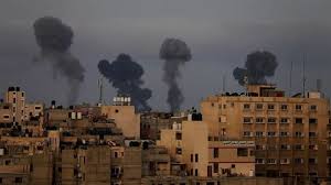 El ejército israelí confirmó bombardeos de represalia en la franja y varios ataques selectivos contra milicianos y objetivos del movimiento islamista hamás, que controla de facto el enclave. Lnvlwee3kj0xvm