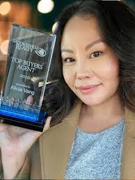 Stephanie Vang's Instagram, Twitter & Facebook