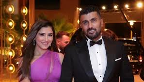 في السياق نفسه كشف محمد سامي أنه لا يستطيع أن يرفض أي طلب لابنته الكبرى، خاصة وأنه لا يجلس معها كثيرًا، لافتًا إلى أن طريقته في التعامل معها لا تنال إعجاب مي في كثير من المواقف، وقد تتسبب في بعض المشكلات بينهما. Ø§Ù†ÙØµÙ„Øª Ø¹Ù†Ù‡ ÙˆØ¹Ø§Ø¯Øª Ù„Ù‡ Ø¨Ø¹Ø¯ Ø®Ù…Ø³ Ø³Ù†ÙˆØ§Øª Ù‚ØµØ© Ø­Ø¨ ÙˆØ²ÙˆØ§Ø¬ Ù…ÙŠ Ø¹Ù…Ø± ÙˆÙ…Ø­Ù…Ø¯ Ø³Ø§Ù…ÙŠ ÙÙŠØ¯ÙŠÙˆ Ù…Ø¬Ù„Ø© Ø§Ù„Ø¬Ù…ÙŠÙ„Ø©