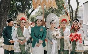 Menggambarkan kehidupan dan martabat perempuan di minang sumatera barat. 7 Keunikan Adat Minang Yang Jarang Diketahui Orang Bikin Kagum
