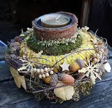 Adventliches Gesteck Adventsdekoration Tischdekoration Gelb Gold Natur Pur Mit Goldglanz Tischdekoration Weihnachten Weihnachtskranz Dekoration