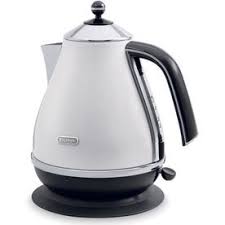 Black And White Teapot On Kardashians Delonghi White 7 Cup Electric Tea Kettle Kbo1401w Electric Tea Kettle Electric Kettle Vintage Tea Kettle