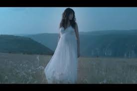 Sur le site officiel de la chanteuse, on peut écouter le nolwenn leroy a canalisé sa voix et dévoilé un autre aspect de sa personnalité, moins chanteuse de variété. Nolwenn Leroy Devoile Un Clip Lumineux Pour Gemme