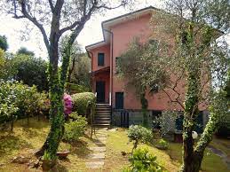 Lavagna (centro) in contesto privato, tipica palazzina ligure totalmente ristrutturata, ampio e luminosissimo monolocale con balcone, arredato. Villa Lavagna Vendita 1 200 000 230 Mq Riscaldamento Autonomo Doppi Cambiocasa It