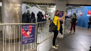 Allora arrivo i turisti devono rimanere in quarantena per almeno tre giorni prima di effettuare un test covid. New York Nella Stazione Della Metro Dove Ci Si Vaccina Al Volo Venite E Gratis La Repubblica