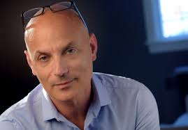 Mendelsohn paart essayistiek aan biografie en betoont zich een schitterende  gids.