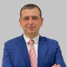 Ermal Mamaqi tek nje pod per jeten e tij nga "from the bottom now we're  here": "Ne fillore isha tek grupi loosersave dhe prinderit, packa se  intelektual, rrogetar ishin. kuptohet... Kur bera… |