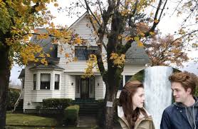 The house from the 2006 movie the holiday where cameron diaz's character amanda lived is for sale in san marino, california. 13 Famous Tv And Movie Houses Fans Can Rent By The Night Cafemom Com