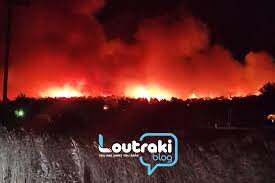 Δείτε πως φαίνεται τώρα (15:15) από το λουτράκι η μεγάλη φωτιά στο σχίνο: Twra Skhniko Kolasews Megalh Fwtia Sto Sxino Kaigontai Spitia Loutrakiblog