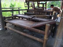 Kerajinan tangan yang memanfaatkan bambu,bambu selain untuk bahan material bangunan bambu bisa juga di gunakan untuk membuat kerajinan,di video kali ini. Dibalik Tirai Bambu Hitam Jogja Dari Tangan Pak Asep Titipku