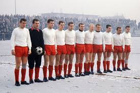 The jako rw essen 2020 hafenstarße shirt comes with a silver grapic print featuring numerous anecdotes, objects and faces that tell the story of the myth of hafenstrasse. Fanartikel Rwe Rot Weiss Essen 11freunde Shop