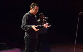 Γεννήθηκε ο λάζος ιωαννίδης (1974) δημιουργός με ταυτότητα, «υπερασπίστηκε» το ρόλο του με οργανικούς δίσκους και κύκλους τραγουδιών που έφεραν ολοκληρωτικά την υπογραφή του. Stamaths Spanoydakhs Emena Moy Ftanei Enas Galazios Ellhnikos Oyranos Me Aggeloys