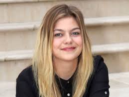 On s'aimait trop pour s'aimer bien. Louane Emera La Biographie De Louane Emera Avec Voici Fr