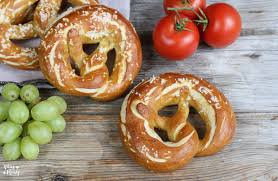 Laugenbrezel Brezen Selber Machen Mrs Flury Gesunde Rezepte Laugenbrezel Brezel Rezept Brezel Vegan