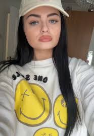 Georgia Hess's Instagram, Twitter & Facebook