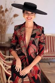 Le chapeau panama , accessoire très tendance et indémodable, fera un cadeau d'invité très apprécié par vos convives. Comment Porter Le Tailleur Pour Femme A Un Mariage Wedding Secret