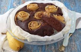Se state cercando una torta facile, leggera, golosa e veloce da preparare, la torta alle pere e noci senza uova fa esattamente al caso vostro! Torta Pere E Cioccolato Morbida Ricetta Light Senza Burro E Uova Ricettevegolose