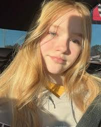 I'm Eve and here's my CV ☺️ Age : 2007 Relationship status : single Child :  no Country : USA 🇺🇸 Origin : American Looking for boyfriend : yes