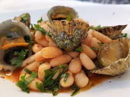 Todo un símbolo de identidad de la cultura gastronómica asturiana, que forma perfecto maridaje con algunas carnes y pescados como el pixín. Receta Lapas Guisadas Con Fabas De Lourenza Blogs De Recetas