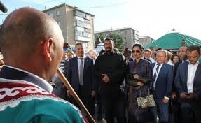 Также в разные годы он выступал в роли сценариста, кинопродюсера, режиссера, музыканта. V Sibaj Na Sabantuj Pribyl Stiven Sigal Realnoe Vremya