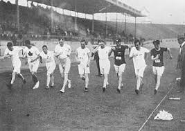 When a walker clearly fails to comply with the walking rules the judge sends a red card to the chief judge. Racewalking Wikipedia