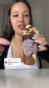 Menina Comendo Açaí