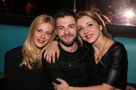 Ο νίκος μουτσινάς και η τηλεοπτική βάνια, κατά κόσμον ματίνα νικολάου, είχαν έναν ιδιαίτερο συνομιλητή, το μεσημέρι της πέμπτης. Matina Nikolaoy Gene8lia Me Agaphmenoys Filoys Gia Thn Parea Cosmopoliti Com Xristina Polith