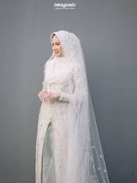 Contoh model baju kebaya nikah muslim modern terbaru ini sangatlah penting untuk anda ketahui setidaknya sebagai bahan pertimbangan ketika anda akan melangsungkan akad nikah. 15 Inspirasi Model Kebaya Pengantin Hijab Modern Yang Elegan