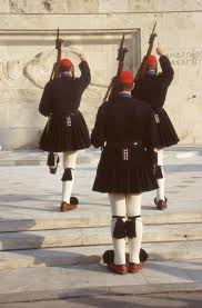 Evzone — evzonen auf dem athener platz syntagma am grab des unbekannten soldaten (januar 2004) evzone (griechisch εύζωνες, evzones = wohlgegürtete , im sinne von leichtbewaffnete). Evzonen Griechenland Europa Nostra Essays Im Austria Forum