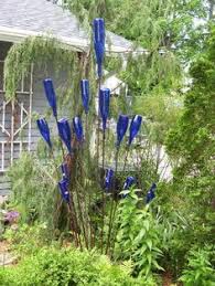 Mit Farbigen Glasflaschen Gunstige Gartendeko Selber Machen Garten Deko Flaschengarten Diy Gartenideen
