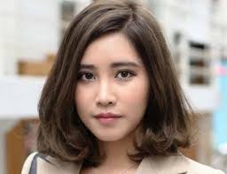 Gaya rambut pendek pria model pompadour ini sangat cocok buat kamu yang memiliki bentuk wajah oval. Rambut Pendek Oval Sebahu Gaya Rambut Pendek 2021