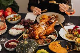El día de acción de gracias, o thanksgiving day es una de las celebraciones más importantes de los estados unidos.comercios, oficinas públicas y casi todo se paraliza para que los habitantes puedan festejar en familia. Que Significa Cada Elemento En La Cena De Thanksgiving Being Magazine