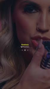 A música das minhas amigas 😂 Moda boa demais da conta e já caiu no gosto  da galera, hein! Com quase 2M de views na música “Cachorro”, @renatatardony  vem fazendo sucesso no Brasil 😍