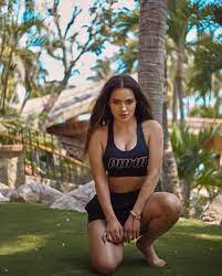 Hoy su vida es un libro abierto en sus redes sociales y la comparte con sus 3 millones de seguidores, ya sea posando, bailando, actuando. Samadhi Zendejas Poses Para Fotos Poses Actrices Hermosas