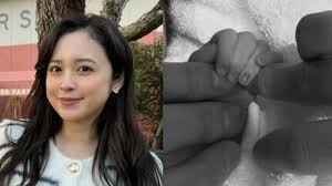 【 久慈暁子 】 第一子出産を報告「柔らかな春の日差しに包まれた日。無事出産いたしました」 モノクロの手繋ぎ写真に祝福の嵐