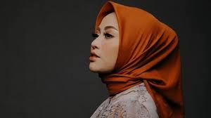Rachel vennya mantap melepas hijab yang sudah beberapa bulan belakangan ia kenakan. Tampil Elegan Dengan 3 Tutorial Hijab Rapi Ala Rachel Vennya Kumparan Com