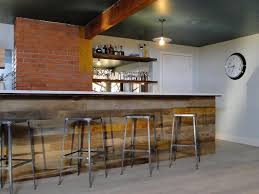 4 palettes de taille similaires, ici elles mesurent : Faire Un Bar En Palette Pour Creer Un Espace De Vie Plus Convivial